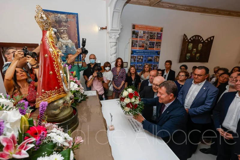 García-Page (PSOE) presidente de Castilla-La Mancha realiza una ofrenda floral a la Virgen de los Llanos en su capilla del Recinto Ferial de Albacete