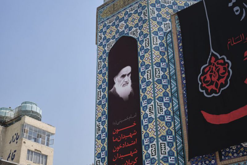 Retrato del ayatolá Ruhollah Jomeini en el santuario Saleh en Irán.Jaime León