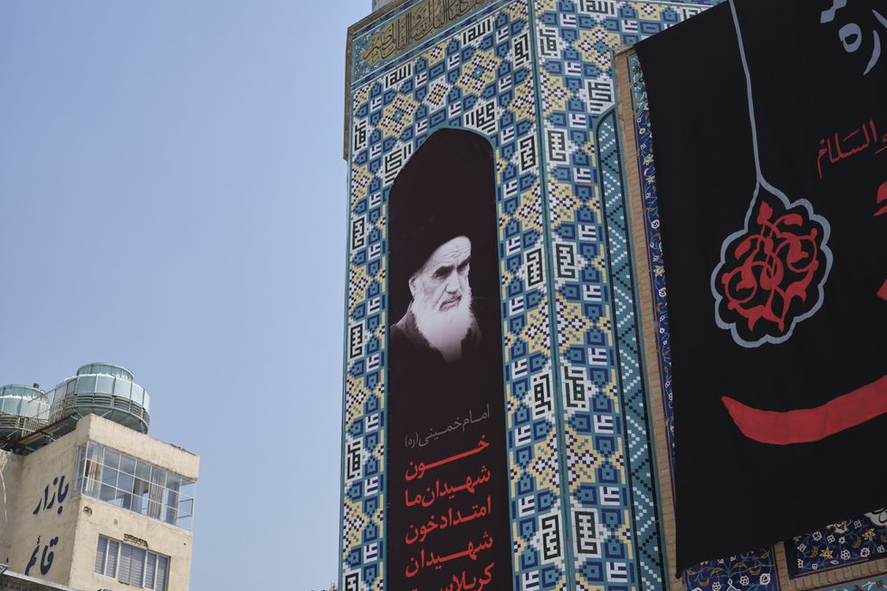 Retrato del ayatolá Ruhollah Jomeini en el santuario Saleh en Irán.Jaime León