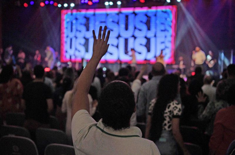 Feligreses atienden a una ceremonia celebrada en la 'Asamblea de Dios' de una iglesia evangélica en Río de Janeiro, el 23 de agosto de 2022.CARL DE SOUZA (AFP)