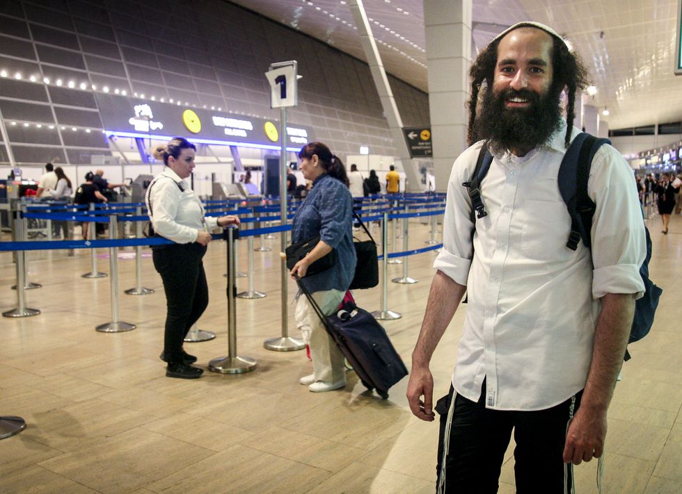 Shalev Levi, frente al control de seguridad de salida del aeropuerto israelí de Ben Gurión, antes de volar hacia Moldavia, este jueves.Antonio Pita