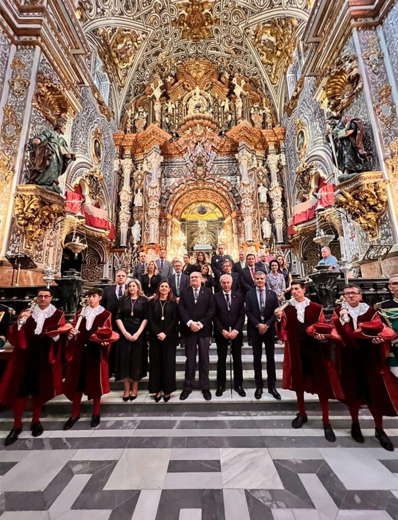 El Ayuntamiento de Granada, con gobierno del PSOE, acude bajo mazas a la basílica de la Virgen de las Angustias para participar en los cultos a la patrona