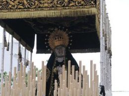 La Virgen de la Soledad de la Hermandad del Santo Entierro en la procesión magna que se celebró en Sanlúcar en abril de 2011. / Javier González (Sanlúcar)