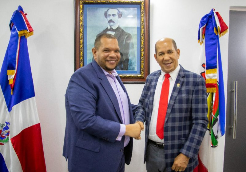 El alcalde de SDN, Carlos Guzmán junto al obispo de la Iglesia de Dios en la República Dominicana, Juan Tiburcio Pérez