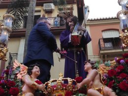El alcalde de Almuñécar (Granada) entrega el bastón de mando a la imagen de Jesús Nazareno.