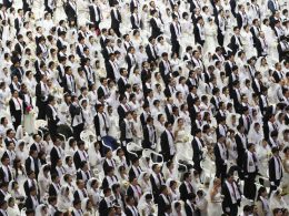 2.500 parejas asisten en 2014 a una boda multitudinaria en el Peace World Center en Corea del Sur organizada por la Iglesia Coreana de la Unificación y oficiada por el líder religioso Hak Ja Han.GTRES/ARCHIVO