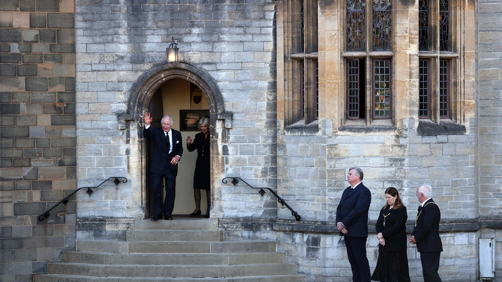 El rey Carlos III y la reina consorte Camila salen del Castillo de Cardiff, en Gales, el 16 de septiembre de 2022. Adrian Dennis