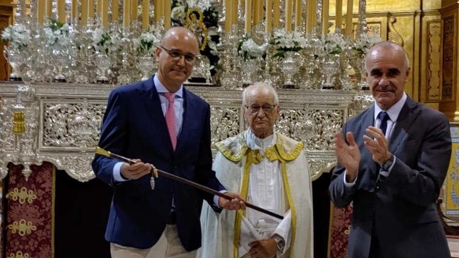 El alcalde (PSOE) de Sevilla entrega a la Virgen de los Dolores el bastón de mando del distrito Cerro-Amate con motivo del centenario de ese barrio
