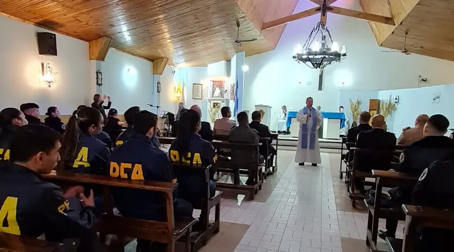 El P. Ariel Del Prado celebra la misa en la parroquia Nuestra Señora de Luján. Crédito: Clero Policial PFA.