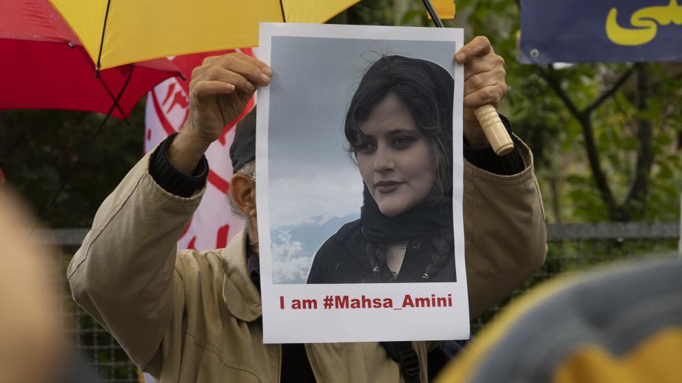 Protesta frente a la embajada iraní en Berlín por la muerte en Irán de la joven Masha Amini tras ser detenida por llevar mal puesto el velo.PAUL ZINKEN / DPA /