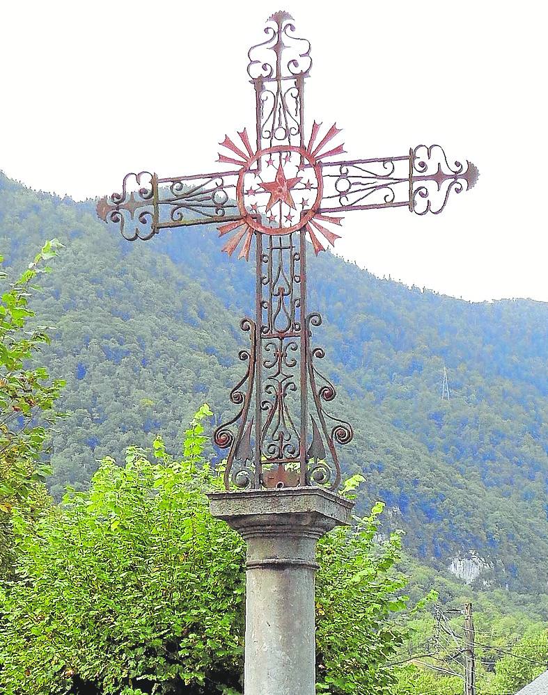 Cruz de Louvie-Jouzon, en el Pirineo francés. / E. C.