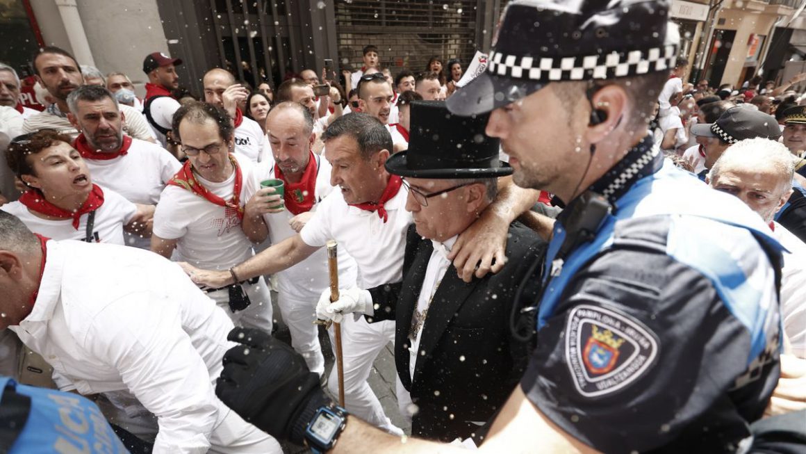 El alcalde de Pamplona Enrique Maya y un agente municipal en la calle Curia durante los altercados del 7 de julio. EFE/ Jesús Diges