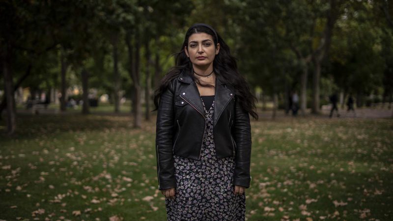Myriam es iraní y vive en España, desde donde apoya las protestas de su país / Olmo Calvo