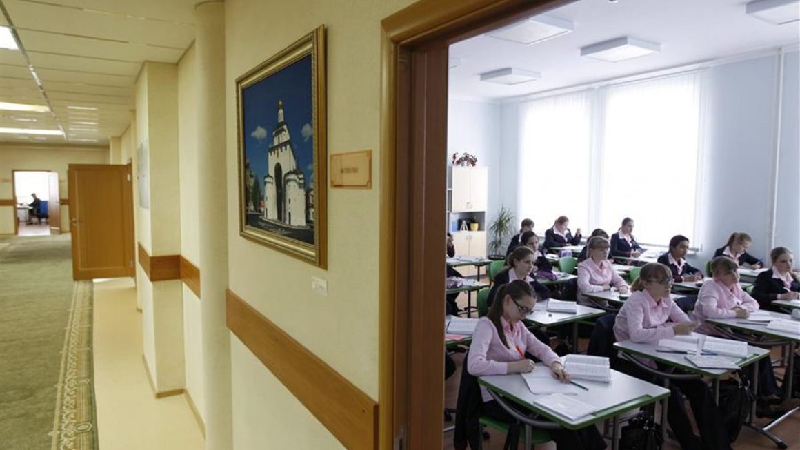 Foto de archivo de unas niñas durante una clase en el internado para niñas del Ministerio de Defensa ruso en Moscú. EPA/Yuri Kochetkov