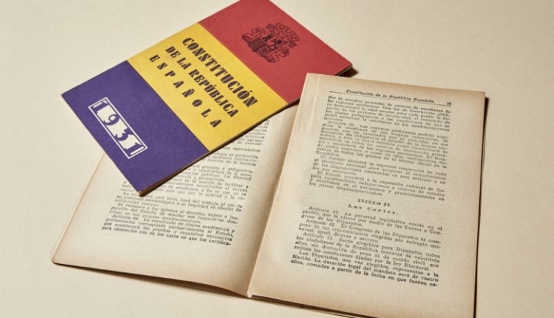 Ejemplar de la Constitución de 1931 en pequeño formato y con la bandera tricolor en la cubierta. Federico Reparaz. / Congreso de los Diputados.