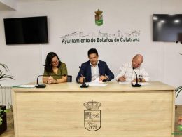 El alcalde de Bolaños (Ciudad Real) firmando públicamente un convenio de subvención nominativa