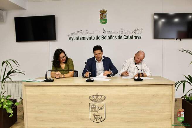 El alcalde de Bolaños (Ciudad Real) firmando públicamente un convenio de subvención nominativa