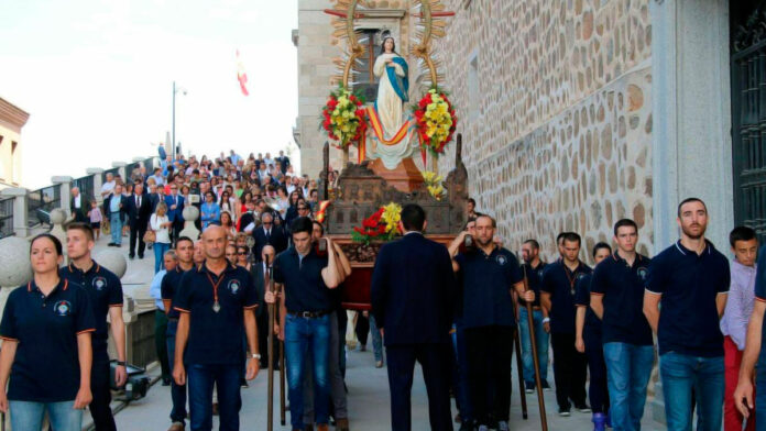 Imagen de la Hermandad de Nuestra Señora Santa María del Alcázar durante su procesión del año 2016. - ARCHIVO