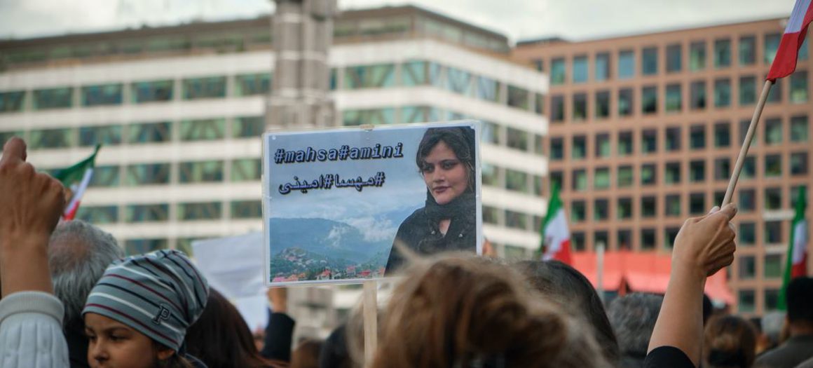 Manifestantes reunidos en Estocolmo, Suecia, tras la muerte de Mahsa Amini, de 22 años, bajo la custodia de la policía iraní de la moral. Foto: Unsplash/Artin Bakhan