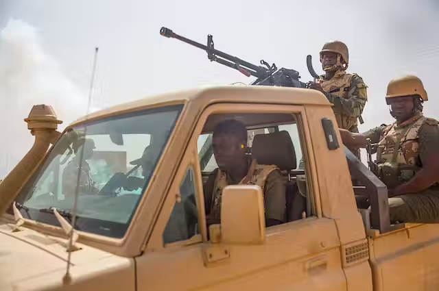 Soldados de Níger realizan un simulacro de patrulla. Eric Holman / Wikimedia Commons