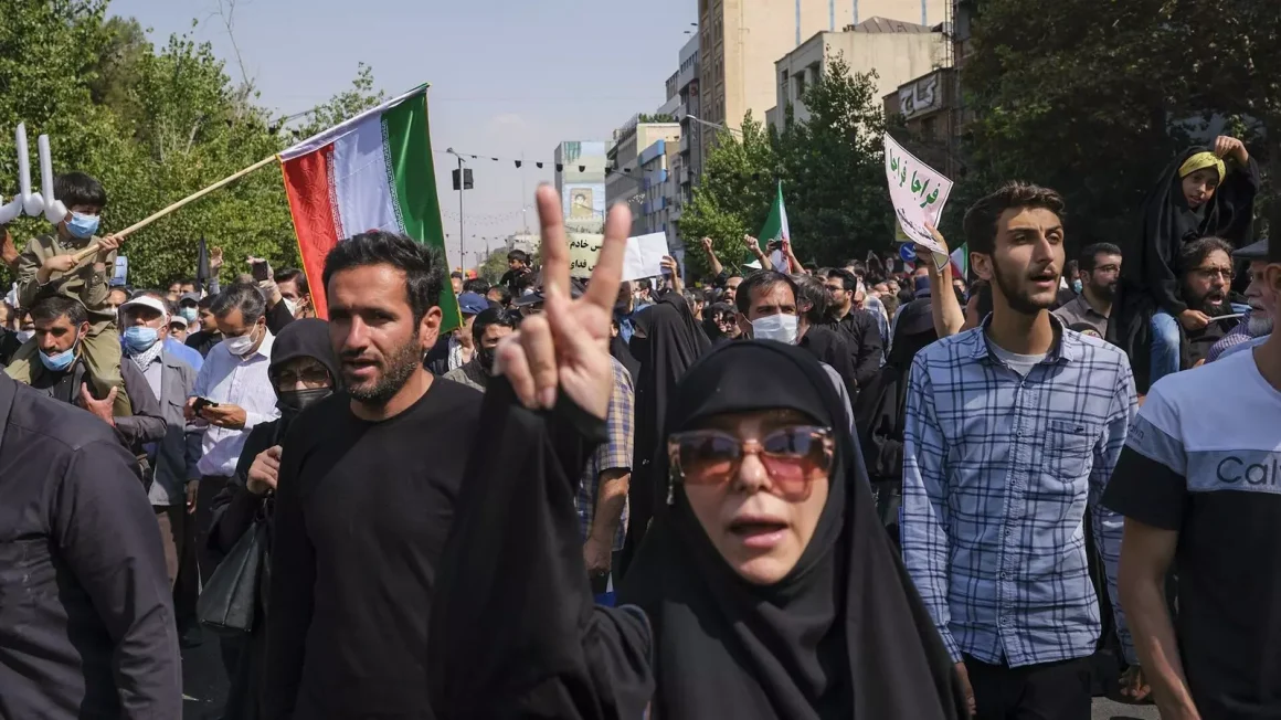 Una manifestante hace el signo de la victoria en las marchas en favor del Gobierno en Teherán. Efe