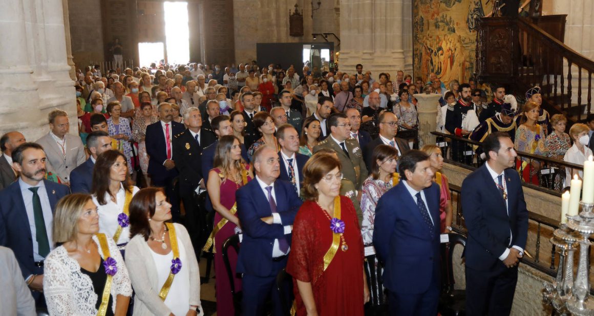 El alcalde (Cs) de Palencia, la presidenta (PP) de la Diputación, el consejero (PP) de Hacienda de CyL en la misa a San Antolín oficiada por el obispo en la catedral