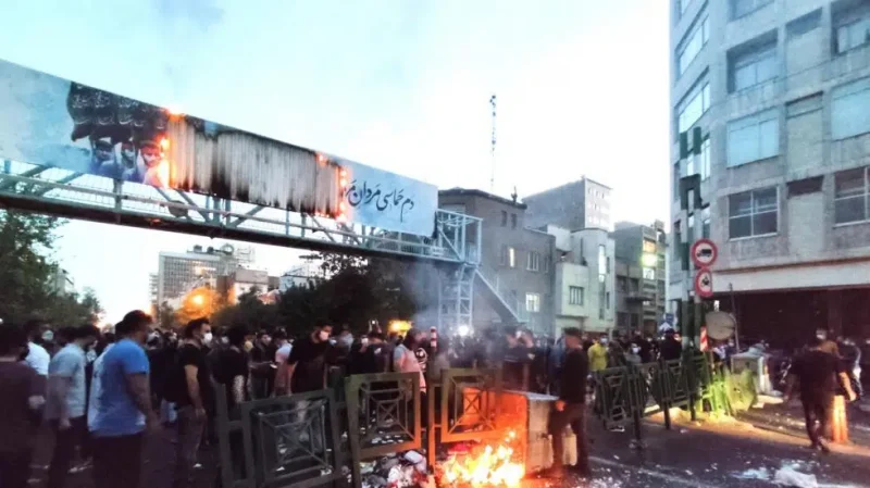 Manifestantes protestan en Irán, este miércoles.