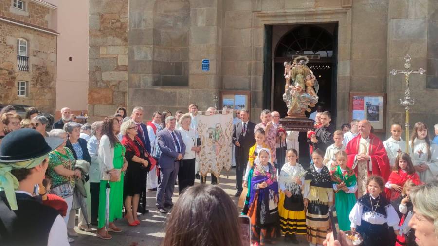 El alcalde (PP) de Ribeira (A Coruña) asiste junto a concejales y mandos de la Policía Nacional y Local a la misa y procesión de Santa Uxía