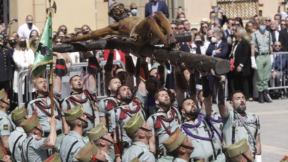 Legionarios portan el Cristo de la Buena Muerte de Mena, durante su traslado en Málaga. Álex Zea /
