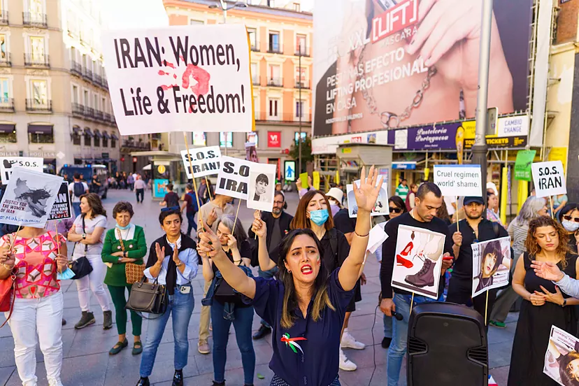 Mujeres iraníes protestan en Madrid contra la teocracia de su país.. ÁNGEL NAVARRETE