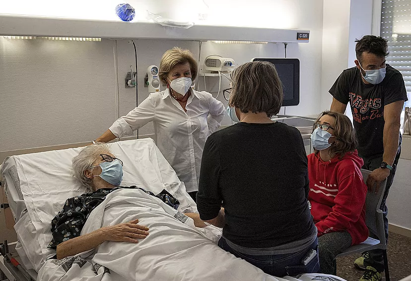 María, rodeada de su familia en el Hospital Clínico de Valencia el 17/12/2021, antes de donar sus órganos y culminar el proceso de su eutanasia. BIEL ALIÑO