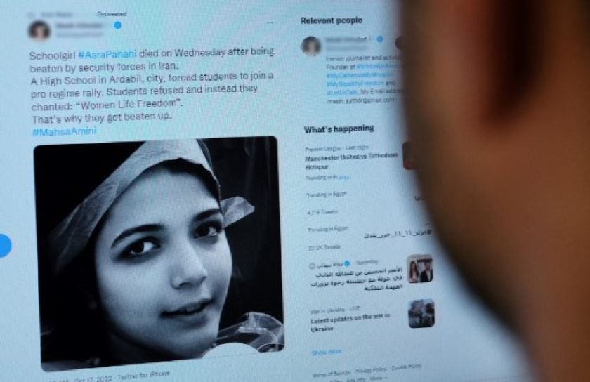 Un tuit sobre la muerte de Asra Panahi, de 15 años, quien murió la semana pasada luego de ser golpeada durante una redada de las fuerzas de seguridad en su escuela. AFP