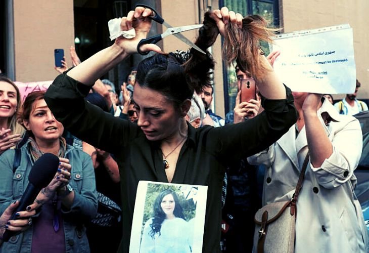 Mujeres en Irán se cortan el cabello como protesta. / RR SS.