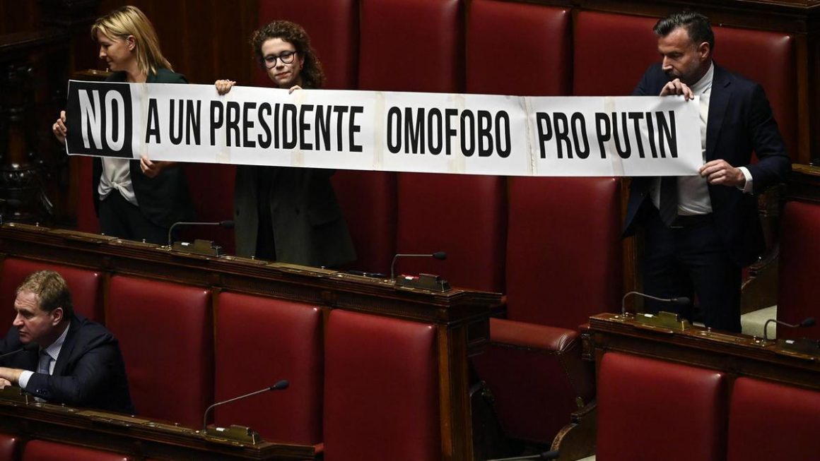 Los diputados del Partido Democrático protestan este viernes por la elección de Lorenzo Fontana con una pancarta en la que se lee: "No a un presidente homófobo y pro Putin". EFE/EPA/Riccardo Antimiani