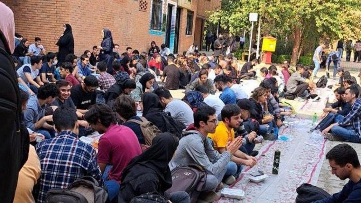 Estudiantes comiendo juntos, saltándose la segregación por sexos impuesta por el Estado iraní, en la Universidad Tecnológica de Sharif, en Teherán (Irán), el 23 de octubre de 2022. Foto tomada de Iran Internacional