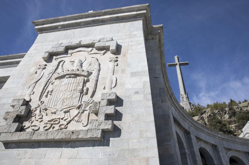 Escudo franquista en la entrada del llamado Valle de los Caídos, en Madrid. David F. Sabadell