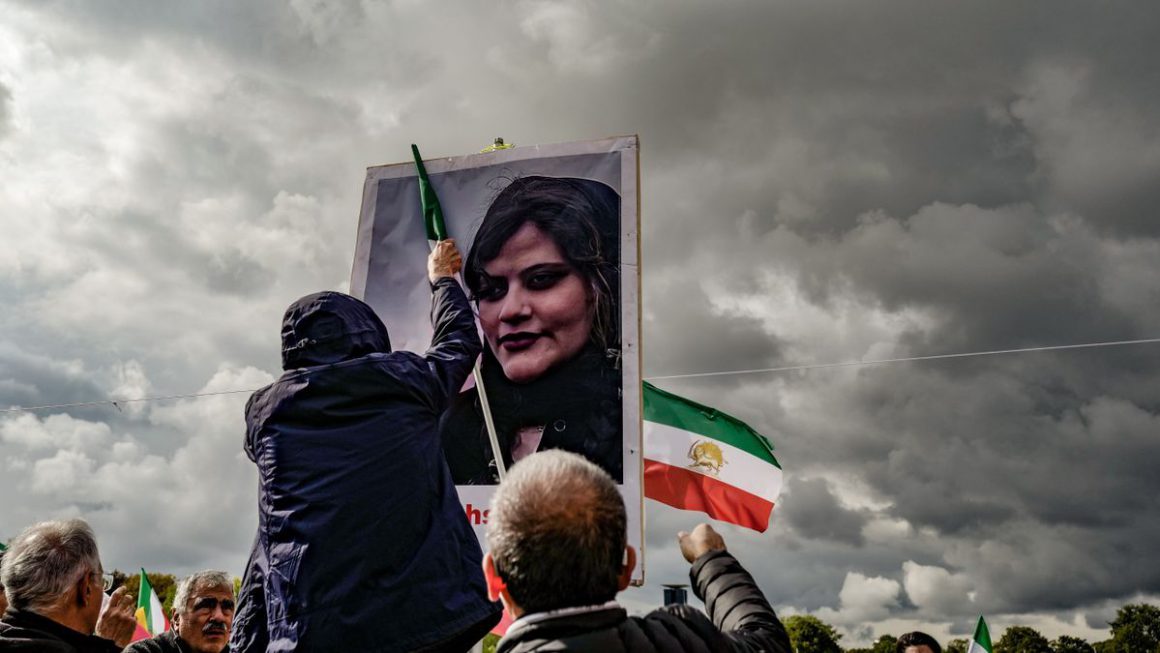 Protestas en Berlín por la muerte de Masha Amini en Irán. / Filip Singer / Efe / EPA