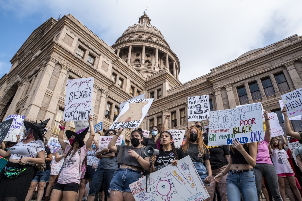 Un grupo de mujeres participa en la Marcha y Manifestación de Mujeres por la Justicia del Aborto frente al Capitolio Estatal en Austin, Texas. — Sergio FLORES / AFP