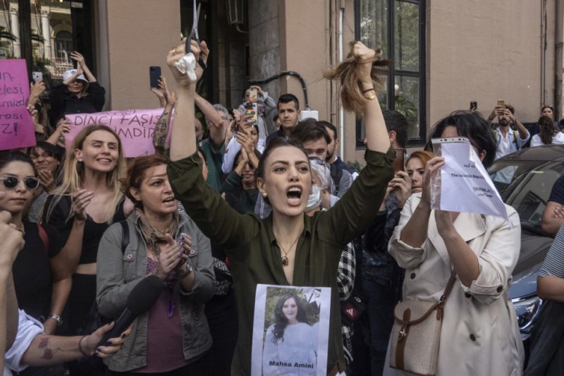 Una mujer iraní reacciona cortándose el pelo en una protesta por la muerte de Mahsa Amini. — ERDEM SAHIN / EFE/EPA