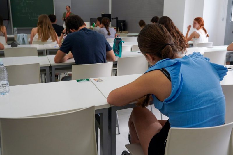 Varios alumnos antes de comenzar uno de los exámenes de las pruebas de acceso a la Universidad en Sevilla.