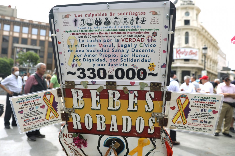 Una pancarta con el número estimado de bebes desaparecidos (330.000) durante una concentración de víctimas por el robo de bebés en España. — Isabel Infantes /