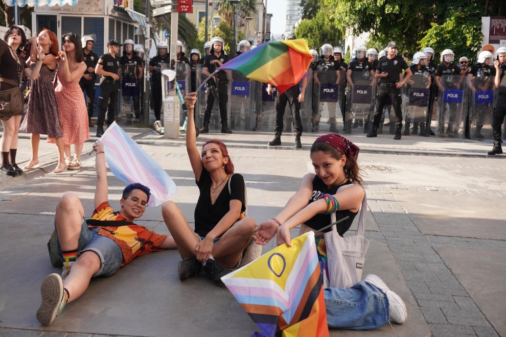 Fotografía de jóvenes frente a la Policía en la Marcha del Orgullo 2022 en la ciudad de Esmirna, en Turquía. — Lara Villalón