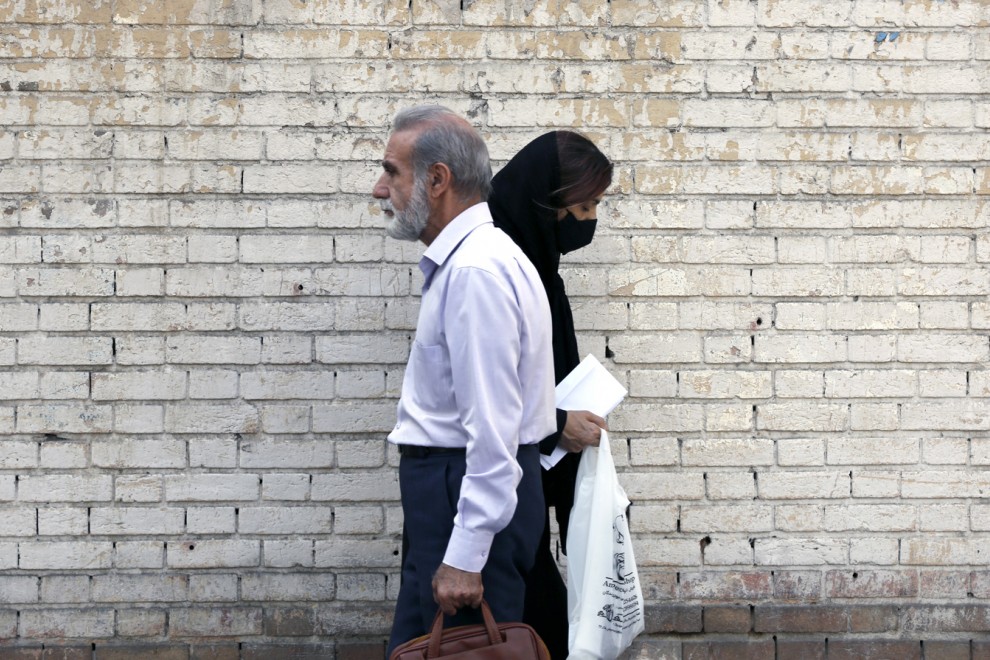 Dos personas, una de ellas una mujer sin velo, pasean por la calle de Teherán. — ABEDIN TAHERKENAREH / EFE