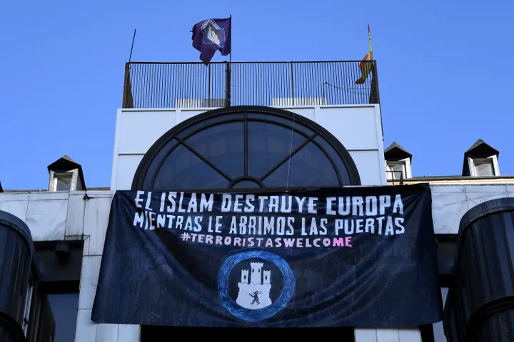 Cartel colgado en la mezquita de la M-30 por miembros del colectivo neonazi Hogar Social Madrid.GABRIEL BOUYS/AFP via Getty Images