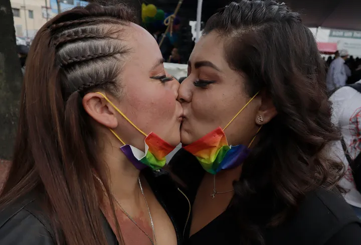 Dos mujeres se besan después de casarse en MéxicoGerardo Vieyra/NurPhoto via Getty Images)
