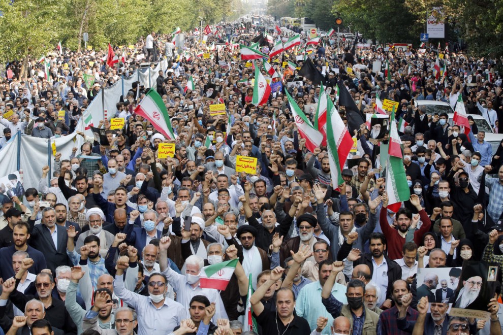 Manifestantes en Teherán, 28 de octubre 2022. — ABEDIN TAHERKENAREH / EFE