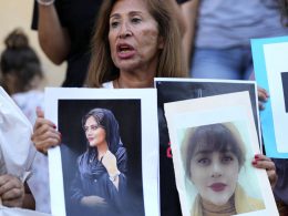 Una activista sostiene retratos de la iraní Mahsa Amini, durante una protesta contra su muerte en Irán, en Beirut, Líbano, el domingo 2 de octubre de 2022.