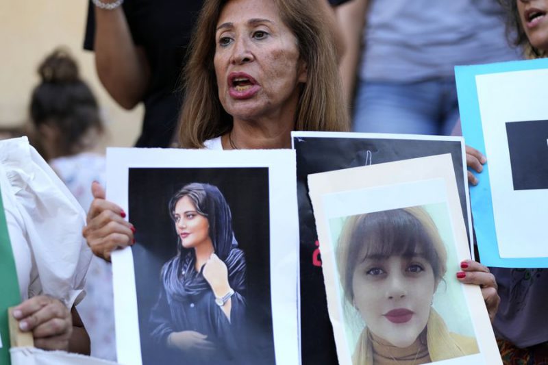 Una activista sostiene retratos de la iraní Mahsa Amini, durante una protesta contra su muerte en Irán, en Beirut, Líbano, el domingo 2 de octubre de 2022.