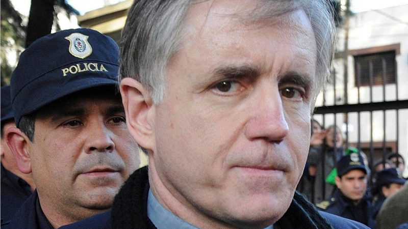 Julio César Grassi en el momento de ser detenido por la policía. Damián Topacio / Noticias Argentinas