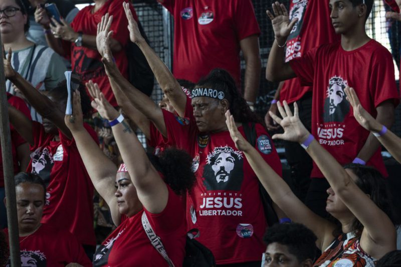 Evangélicos simpatizantes de Lula da Silva oran durante un mitin político en las afueras de Río de Janeiro, en septiembre de 2022.Rodrigo Abd (AP)